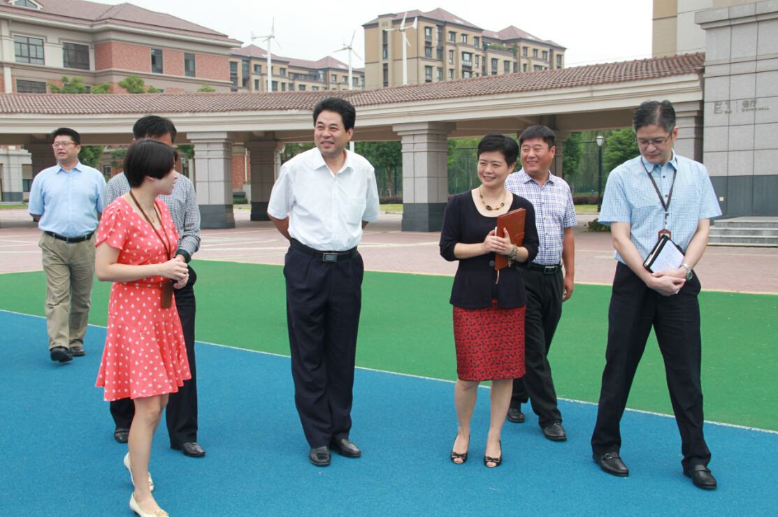 宿迁经济技术开发区管委会副主任张大勇一行参观东沙湖学校