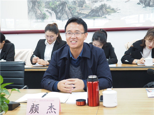 颜杰介绍了霍尔果斯教育情况,提出本次培训的重大意义,希望加强两地的