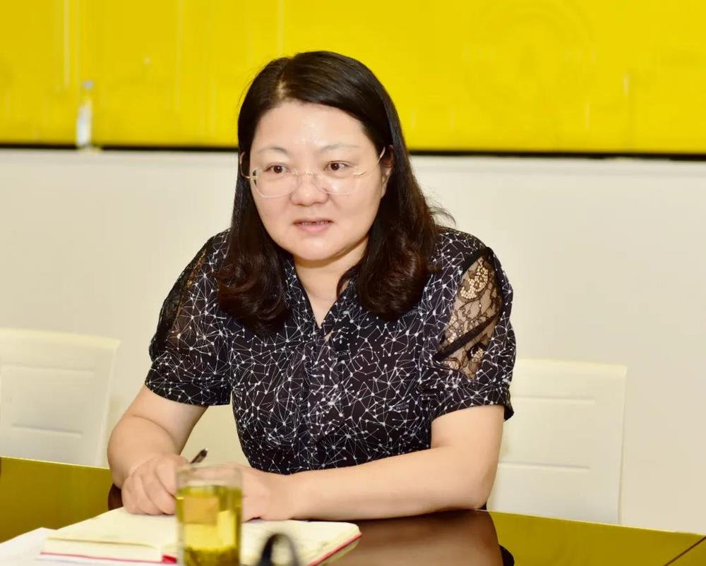 园区教育局副局长刘海燕同志调研中心工作