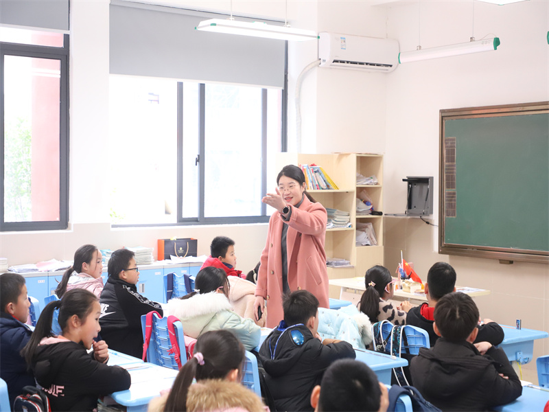 24日上午,星湾学校小学部朱建英名师工作室成员黄鑫钰老师执教丽声