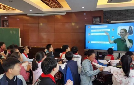 “在线双师+跨境教学”助力教育国际化“推陈出新”